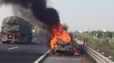 O to chay tro khung tren cao toc Ha Noi - Hai Phong - Anh 1