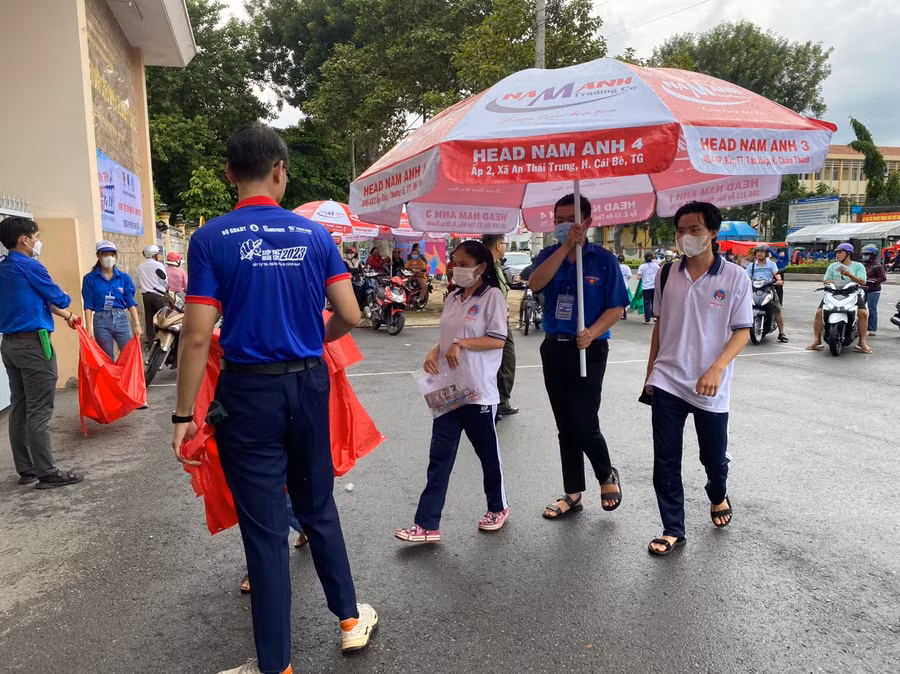 Các tình nguyện viên hỗ trợ thí sinh tại điểm thi THPT Nguyễn Đình Chiểu (TP Mỹ Tho).