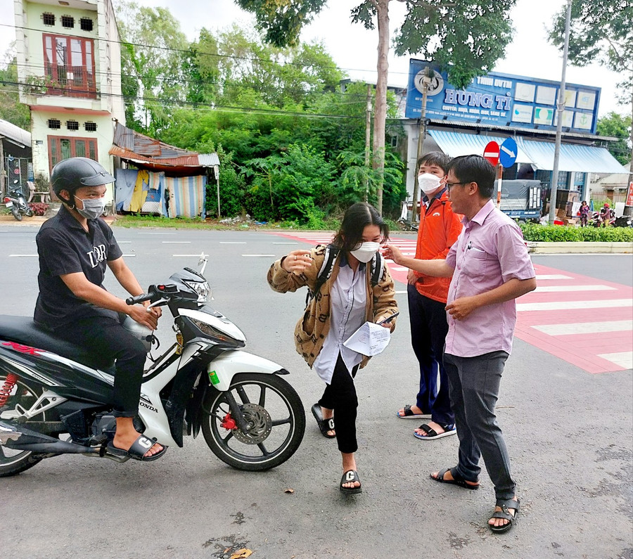 Thí sinh vội vã vào phòng thi cho kịp giờ. Thí sinh vội vã vào phòng thi cho kịp giờ.