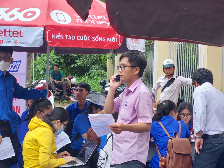 Thầy cô và tình nguyện viên liên lạc với thí sinh. Thầy cô và tình nguyện viên liên lạc với thí sinh.