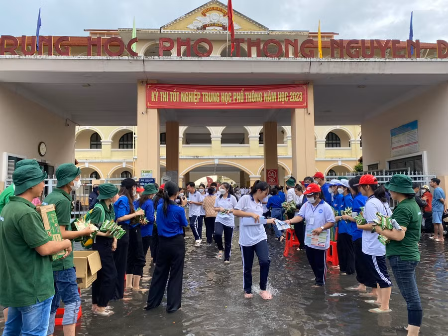 Thí sinh Tiền Giang lội nước ra về sau giờ thi Toán.