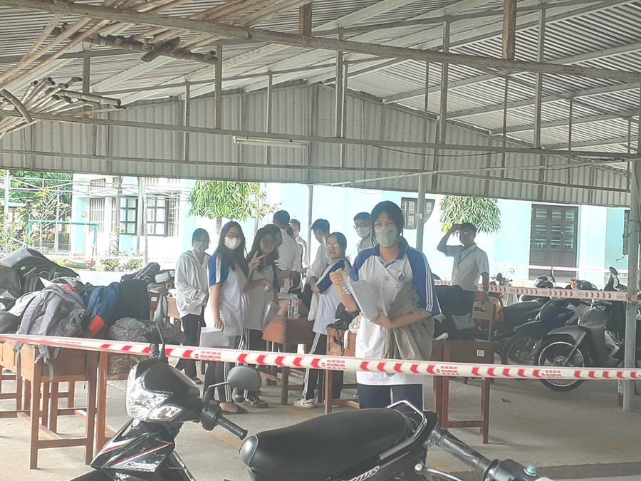 Thí sinh gửi vật dụng trước khi vào phòng thi tại điểm thi THPT Thực hành sư phạm Trà Vinh. Thí sinh gửi vật dụng trước khi vào phòng thi tại điểm thi THPT Thực hành sư phạm Trà Vinh.
