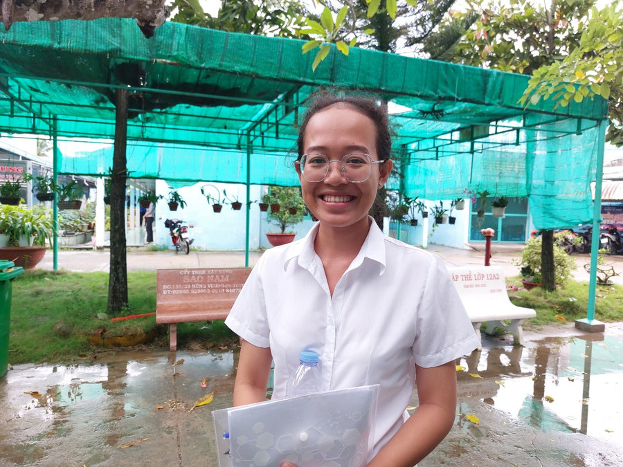 Sơn Ngọc Hân vừa hoàn thành bài thi môn Toán. Sơn Ngọc Hân vừa hoàn thành bài thi môn Toán.