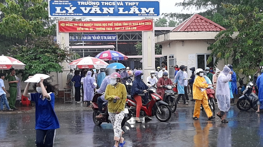 Thí sinh tại điểm thi THPT Lý Văn Lâm (TP Cà Mau) ra về sau khi thi môn Toán. Thí sinh tại điểm thi THPT Lý Văn Lâm (TP Cà Mau) ra về sau khi thi môn Toán.