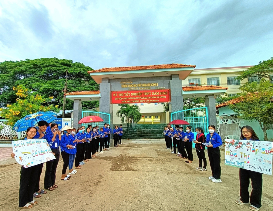 Lực lượng Tiếp sức mùa thi tại điểm thi THPT Cầu Ngang (huyện Cầu Ngang, Trà Vinh). Lực lượng Tiếp sức mùa thi tại điểm thi THPT Cầu Ngang (huyện Cầu Ngang, Trà Vinh).
