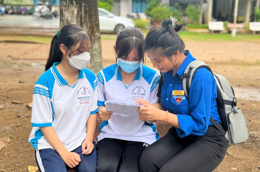 Thí sinh Trà Vinh xem lại bài sau giờ thi Toán. Thí sinh Trà Vinh xem lại bài sau giờ thi Toán.