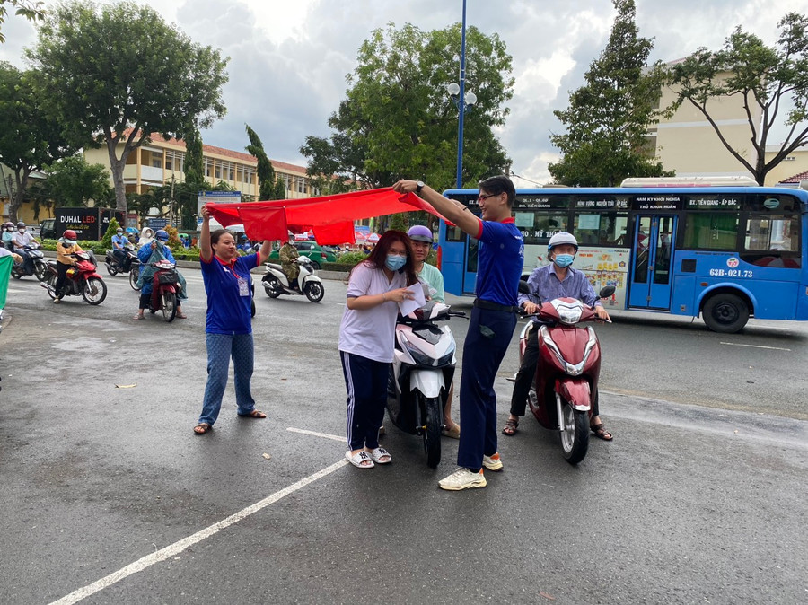 Tình nguyện viên che mưa cho thí sinh tỉnh Tiền Giang. Tình nguyện viên che mưa cho thí sinh tỉnh Tiền Giang.