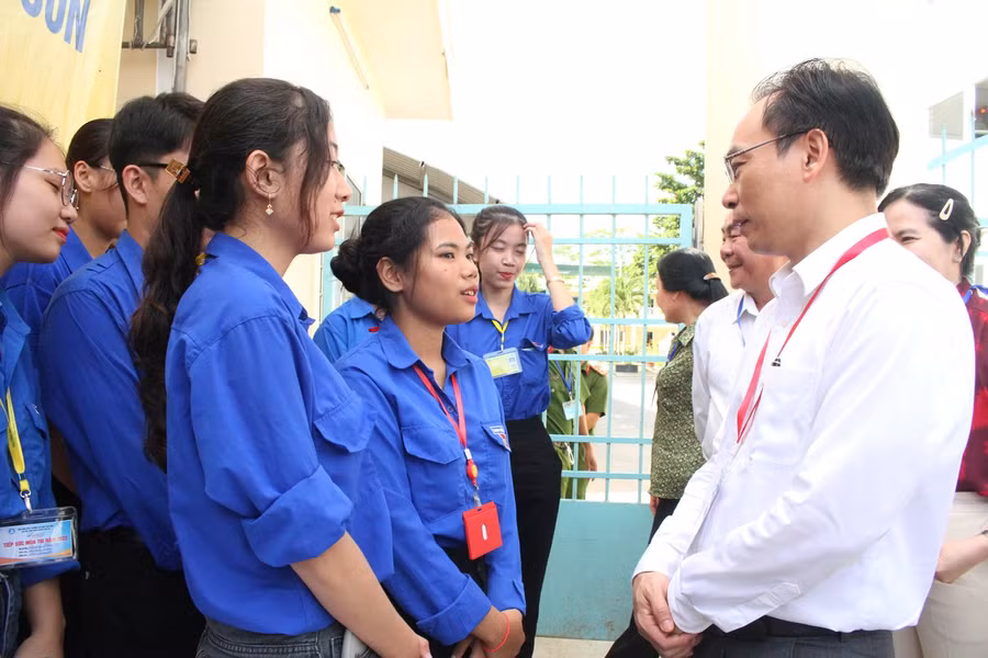 Thứ trưởng Hoàng Minh Sơn thăm hỏi lực lượng tình nguyện viên tại điểm thi THPT Vũ Đình Liệu (huyện Châu Thành, Trà Vinh). Thứ trưởng Hoàng Minh Sơn thăm hỏi lực lượng tình nguyện viên tại điểm thi THPT Vũ Đình Liệu (huyện Châu Thành, Trà Vinh).