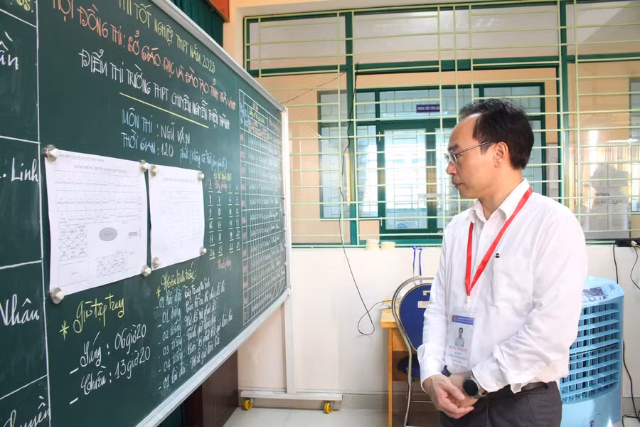 Thứ trưởng Hoàng Minh Sơn kiểm tra tại điểm thi THPT chuyên Nguyễn Thiện Thành. Thứ trưởng Hoàng Minh Sơn kiểm tra tại điểm thi THPT chuyên Nguyễn Thiện Thành.