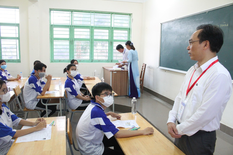 Thứ trưởng Hoàng Minh Sơn động viên thí sinh trước giờ làm bài thi sáng 28/6.