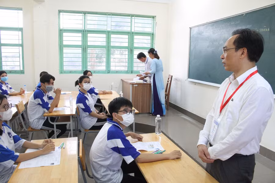 Thứ trưởng Hoàng Minh Sơn động viên thí sinh trước giờ làm bài thi sáng 28/6. Thứ trưởng Hoàng Minh Sơn động viên thí sinh trước giờ làm bài thi sáng 28/6.