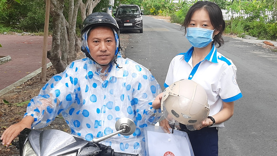 Thí sinh được phụ huynh đưa đến trường thi từ sớm. Thí sinh được phụ huynh đưa đến trường thi từ sớm.