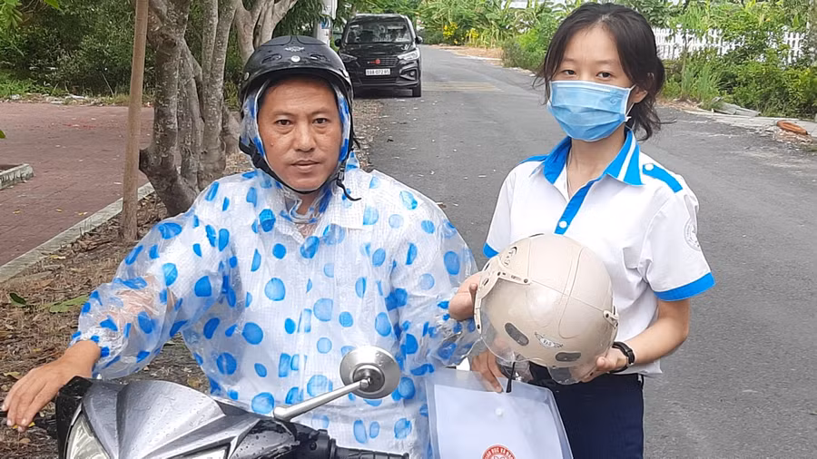 Thí sinh được phụ huynh đưa đến trường thi từ sớm.