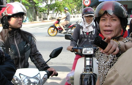 Nữ “hiệp sĩ đường phố” lọt top công dân trẻ tiêu biểu ảnh 1 Người dân chỉ cho nữ hiệp sĩ đường phố Nguyễn Hồng Xuân Trường hướng kẻ trộm xe đạp điện vừa tháo chạy