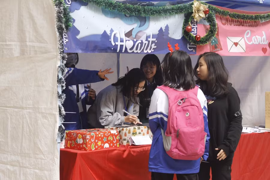 Học sinh đăng ký dịch vụ vận chuyển quà miễn phí trong khuôn viên trường.
