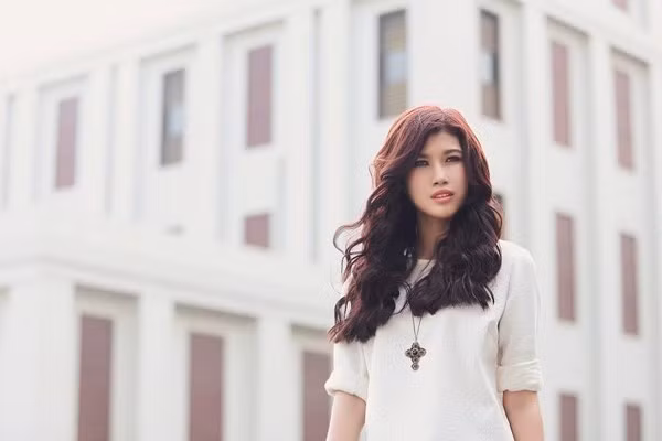 Trang Lạ xinh đẹp hút hồn trên đường phố Sài Gòn ảnh 3