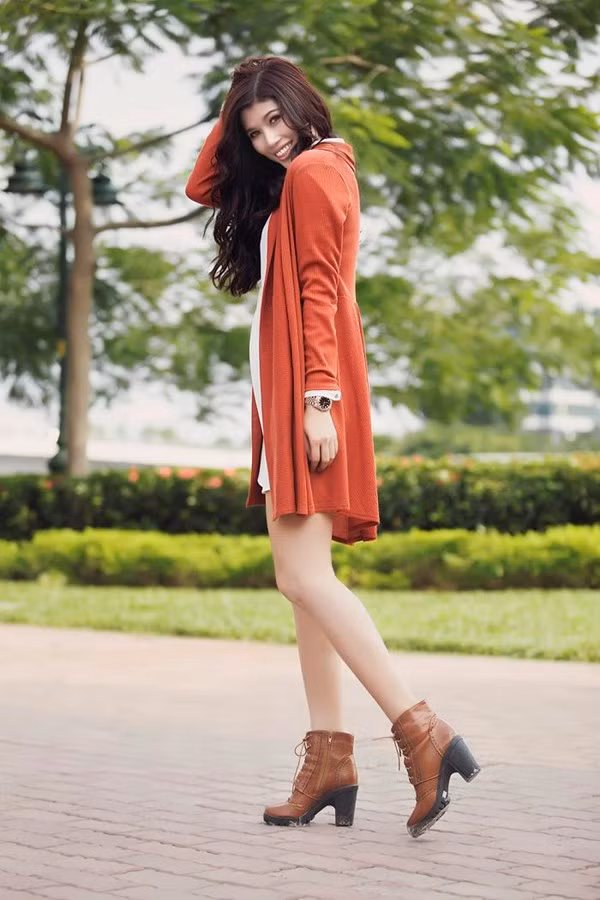 Trang Lạ xinh đẹp hút hồn trên đường phố Sài Gòn ảnh 7