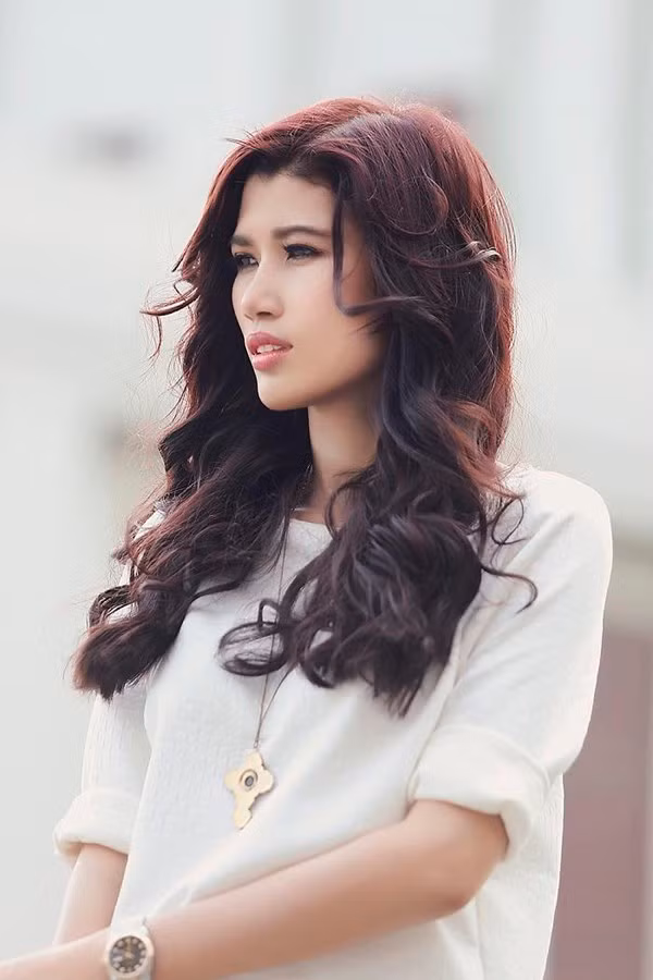 Trang Lạ xinh đẹp hút hồn trên đường phố Sài Gòn ảnh 2