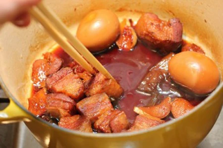 Bí quyết làm món thịt ba chỉ kho trứng cút ngon tuyệt