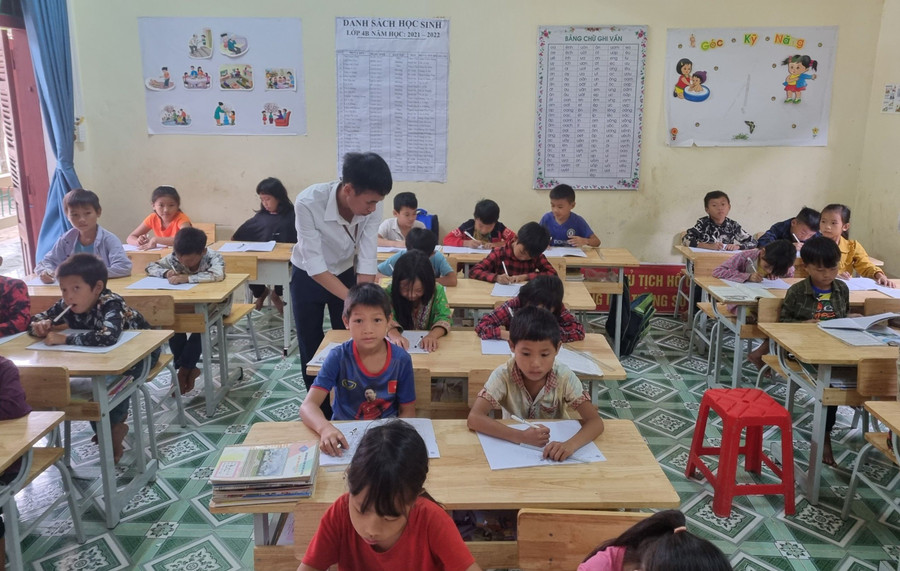 Thầy Nguyễn Tiến Phương đã chuyển về quê sau 15 năm gắn bó với giáo dục vùng cao.