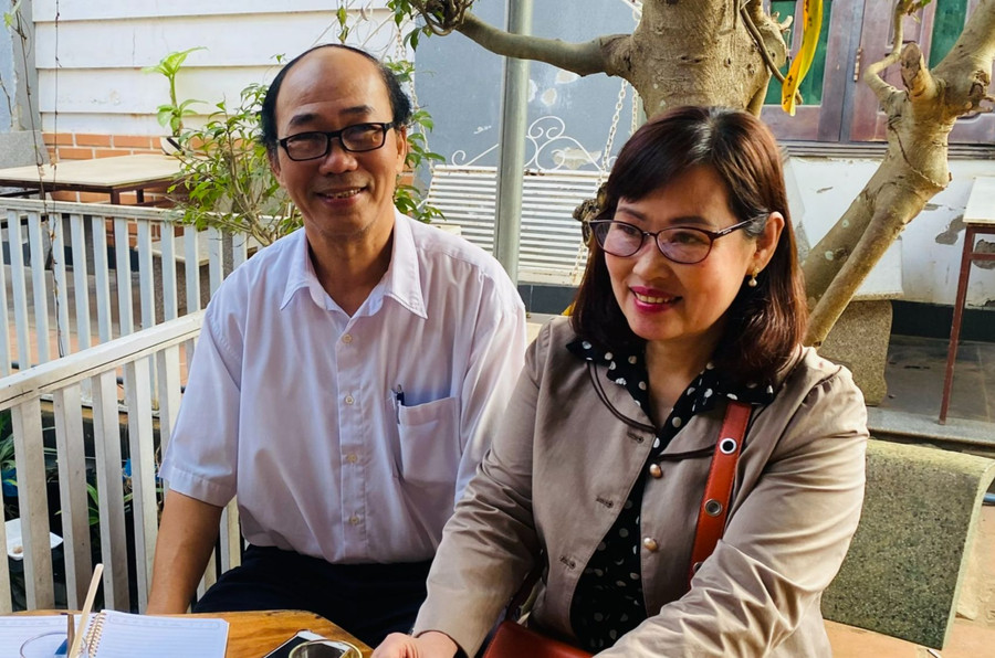 Thầy Đào Văn Chỉnh và mẹ của Hoài Phương trò chuyện với phóng viên Báo GD&ĐT. Ảnh: Thành Tâm Thầy Đào Văn Chỉnh và mẹ của Hoài Phương trò chuyện với phóng viên Báo GD&ĐT. Ảnh: Thành Tâm