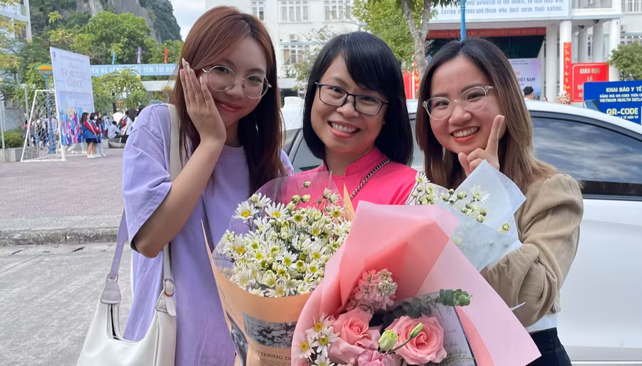 Cô giáo Trương Thị Thu Hường (giữa) chụp ảnh cùng học sinh Trường THPT chuyên Hạ Long, Quảng Ninh. Ảnh: NVCC