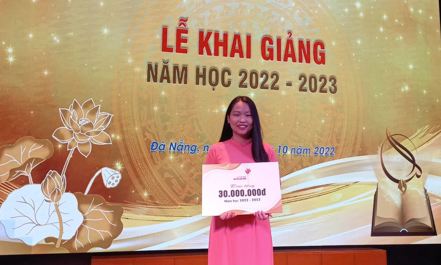 Văn Thị Hiền Thảo nhận học bổng Truyền cảm hứng. Văn Thị Hiền Thảo nhận học bổng Truyền cảm hứng.