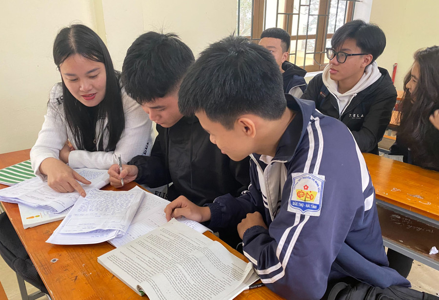 Cô Phan Hồng Cẩm chữa bài cho học sinh. Ảnh: NVCC Cô Phan Hồng Cẩm chữa bài cho học sinh. Ảnh: NVCC