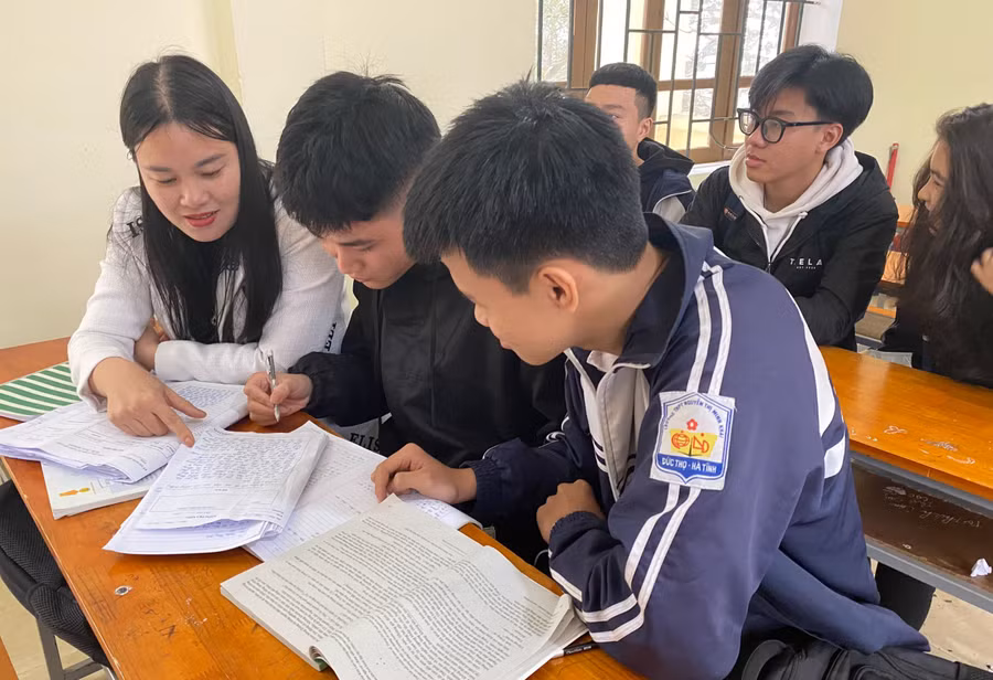 Cô Phan Hồng Cẩm chữa bài cho học sinh. Ảnh: NVCC