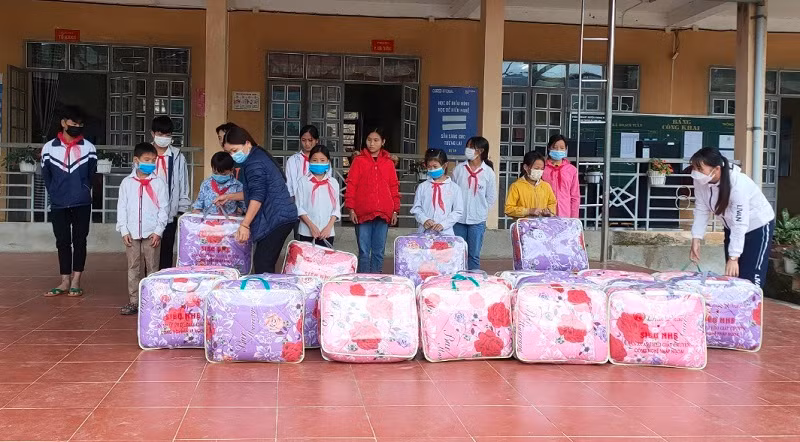 Trao tặng áo ấm, chăn cho học sinh Trường Phổ thông DTBT Tiểu học và THCS xã Bản Lang.