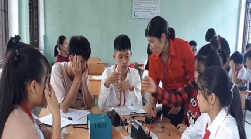 Cô Nguyễn Thị Thuý Cẩm, GV Toán – Lý, Trường Phổ thông dân tộc bán trú THCS Đồn Đạc sinh hoạt nhóm công nghệ cùng học sinh.