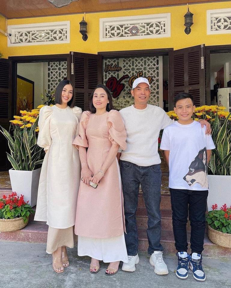 Hoa hậu Tiểu Vy hạnh phúc bên gia đình vào ngày Tết. Hoa hậu Tiểu Vy hạnh phúc bên gia đình vào ngày Tết.