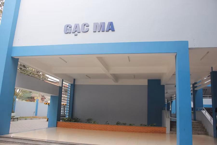 Dãy nhà phía sau dãy Biển Đông có tên Gạc Ma Dãy nhà phía sau dãy Biển Đông có tên Gạc Ma