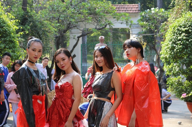 Teen Lê Quý Đôn với những bộ trang phục ấn tượng từ đồ tái chế