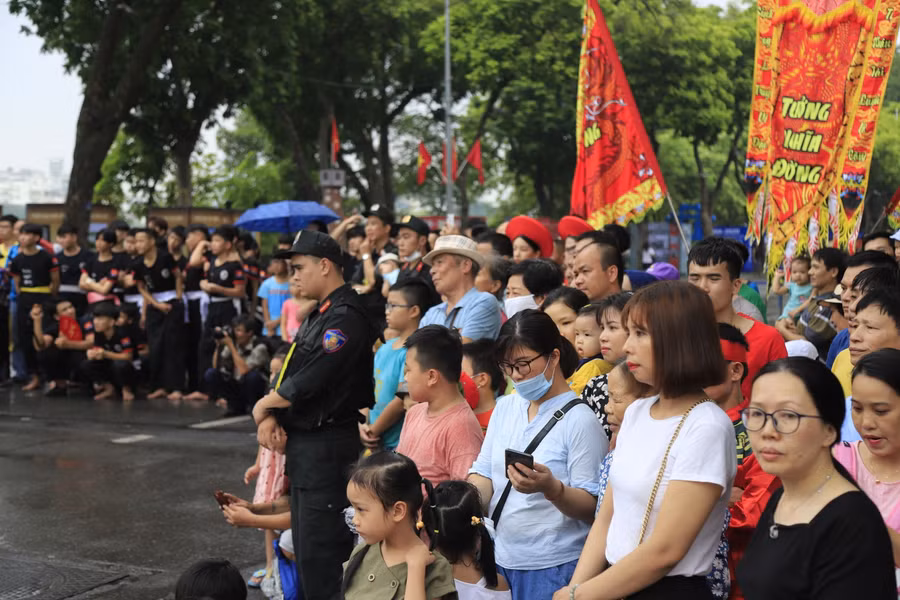 Hình tượng rồng gắn liền với nguồn gốc “con Rồng, cháu Tiên” của người Việt. Đối với Thủ đô Hà Nội, nơi mệnh danh là “Thành phố rồng bay”, hình tượng rồng lại càng gần gũi và thân thương hơn.