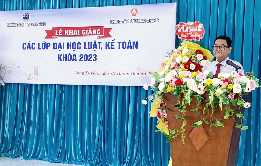 Ông Lâm Huỳnh Mạnh Đông - Giám đốc Trung tâm GDTX An Giang phát biểu chào mừng các tân sinh viên. Ông Lâm Huỳnh Mạnh Đông - Giám đốc Trung tâm GDTX An Giang phát biểu chào mừng các tân sinh viên.