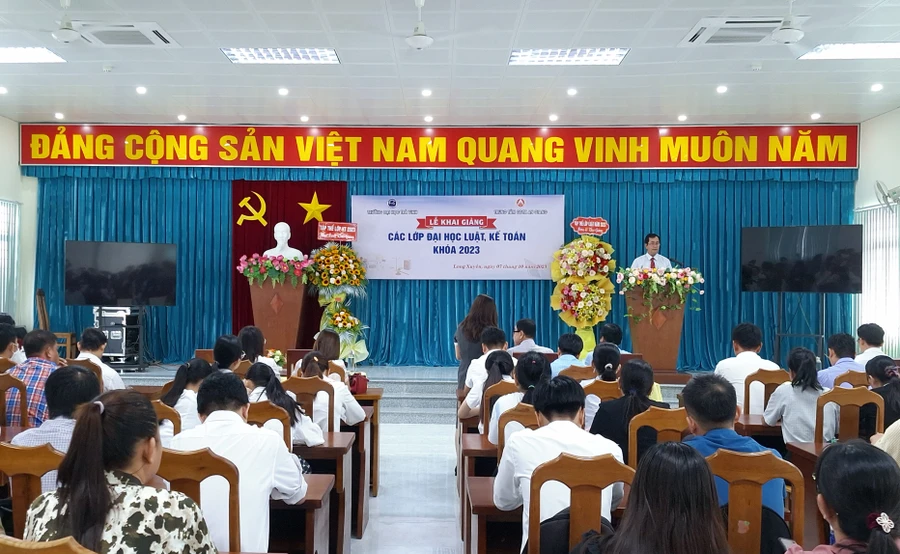 Trung tâm GDTX An Giang liên kết Trường đại học Trà Vinh khai giảng và chào đón 80 tân sinh viên hệ vừa học vừa làm khóa 2023.