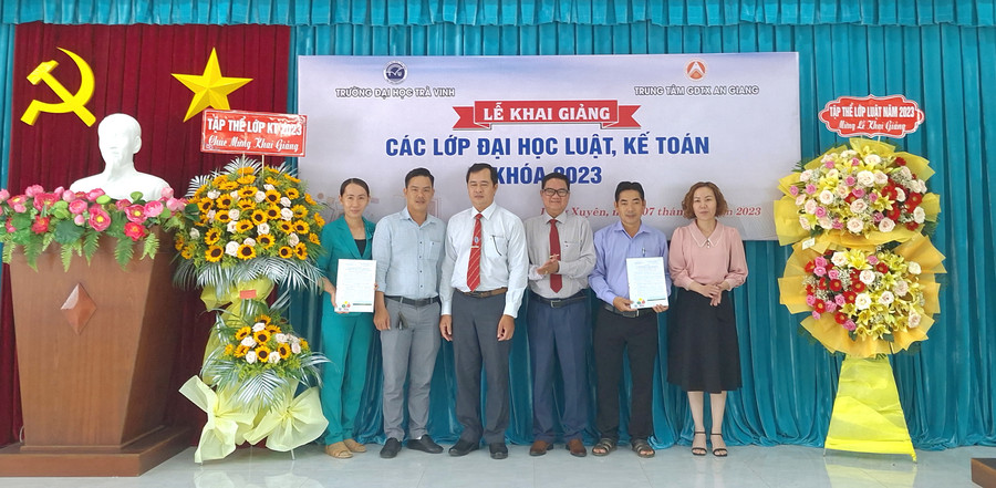 Công bố và trao quyết định mở các lớp đào tạo. Công bố và trao quyết định mở các lớp đào tạo.