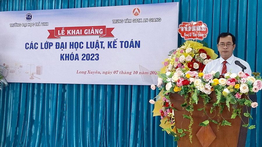 Ths. Lương Hoàng Phong - Phó Viện trưởng Viện Phát triển nguồn lực Trường ĐH Trà Vinh phát biểu tại Lễ khai giảng. Ths. Lương Hoàng Phong - Phó Viện trưởng Viện Phát triển nguồn lực Trường ĐH Trà Vinh phát biểu tại Lễ khai giảng.