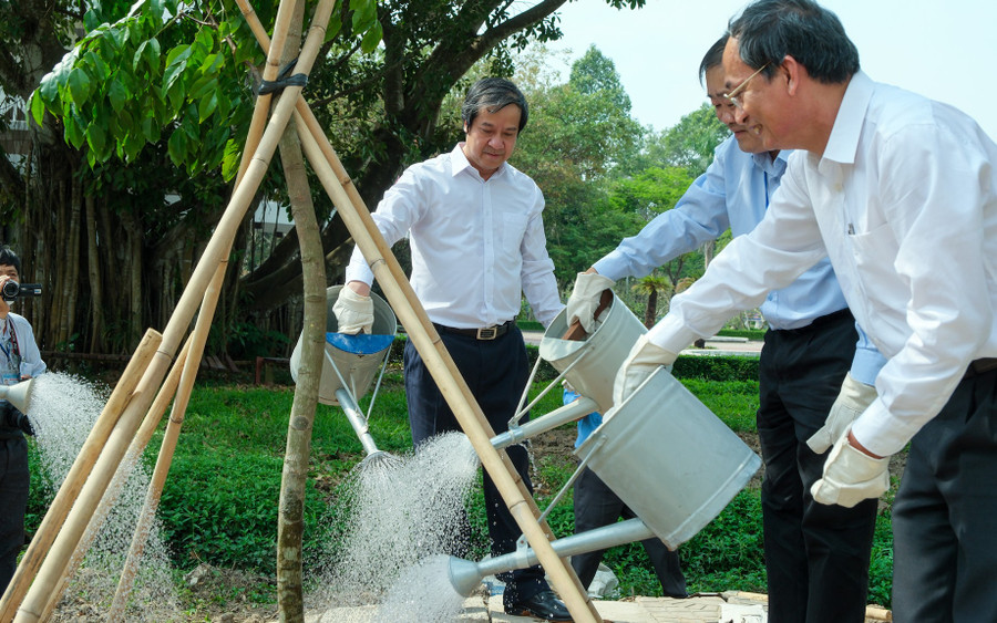 Bộ trưởng Nguyễn Kim Sơn và lãnh đạo Trường ĐH Cần Thơ trồng cây lưu niệm.