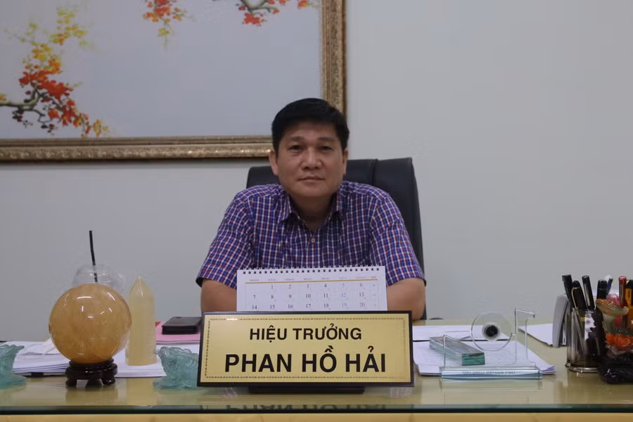 Thầy Phan Hồ Hải, Hiệu trưởng Trường THPT Nguyễn Công Trứ, quận Gò Vấp.