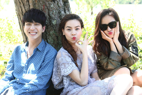 Trong MV, h ai diễn viên chính Bê Trần, Phương Ly liên tục trải qua cảm xúc đớn đau, dằn vặt và họ đã truyền tải trọn vẹn ý nghĩa của câu chuyện mà Hà Hồ muốn gửi gắm đến khán giả. Trong MV, h ai diễn viên chính Bê Trần, Phương Ly liên tục trải qua cảm xúc đớn đau, dằn vặt và họ đã truyền tải trọn vẹn ý nghĩa của câu chuyện mà Hà Hồ muốn gửi gắm đến khán giả.