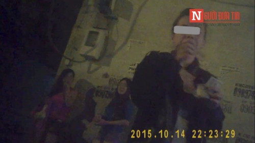 Đường sung sướng Bình Long, gái mại dâm mặc 2 mảnh khoe thân 