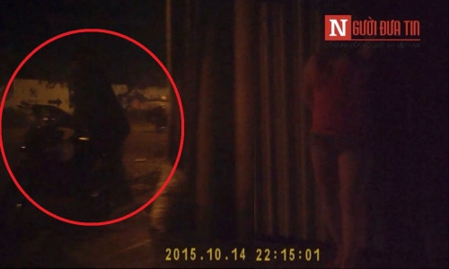 Đường sung sướng Bình Long, gái mại dâm mặc 2 mảnh khoe thân 