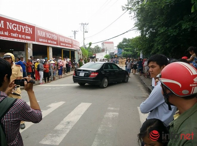 Hàng trăm người dân hiếu kỳ tới xem