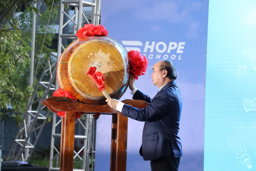 Chủ tịch nước Nguyễn Xuân Phúc đánh trống khai trường trong chương trình Ngày hội tới trường 2022 – 2023 của Hope School. Chủ tịch nước Nguyễn Xuân Phúc đánh trống khai trường trong chương trình Ngày hội tới trường 2022 – 2023 của Hope School.