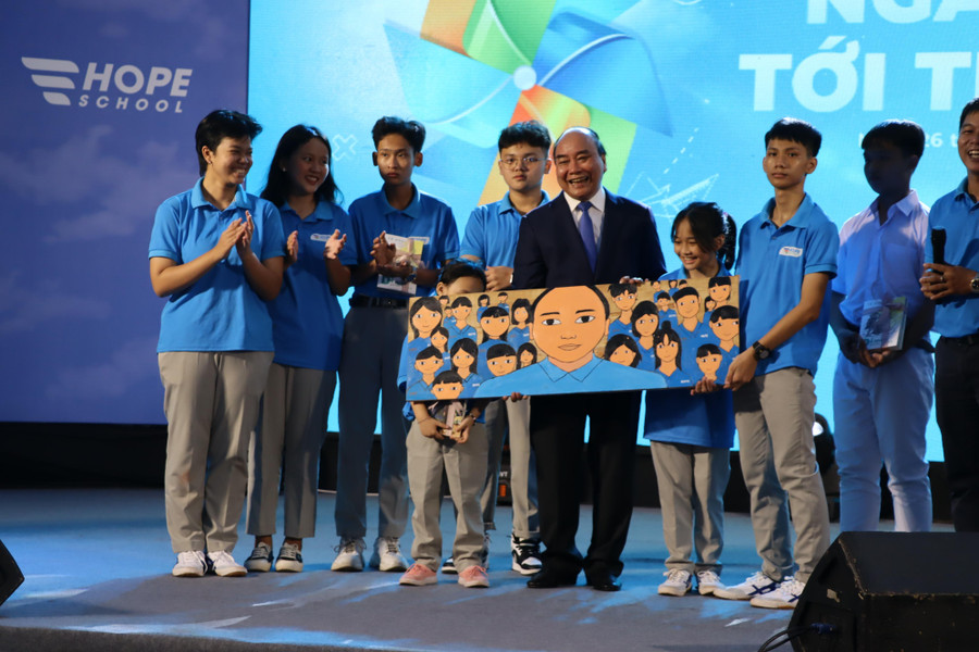 Học sinh Trường Hy Vọng tặng bức tranh do chính các em vẽ cho Chủ tịch nước Nguyễn Xuân Phúc. Học sinh Trường Hy Vọng tặng bức tranh do chính các em vẽ cho Chủ tịch nước Nguyễn Xuân Phúc.