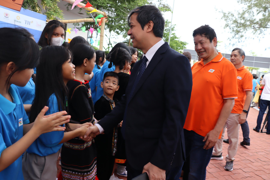 Bộ trưởng Bộ GD&ĐT Nguyễn Kim Sơn thăm hỏi học sinh Trường Hy Vọng về điều kiện ăn ở, học tập, vui chơi trong thời gian đầu ở khu nội trú. Bộ trưởng Bộ GD&ĐT Nguyễn Kim Sơn thăm hỏi học sinh Trường Hy Vọng về điều kiện ăn ở, học tập, vui chơi trong thời gian đầu ở khu nội trú.