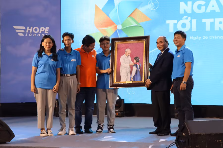 Chủ tịch nước Nguyễn Xuân Phúc tặng bức tranh "Bác Hồ với thiếu nhi" cho đại diện học sinh Trường TH, THCS và THPT Hy Vọng (Hope School).
