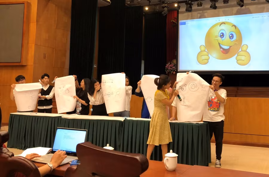 Trò chơi vẽ theo mô tả với nhiều bất ngờ vui nhộn.